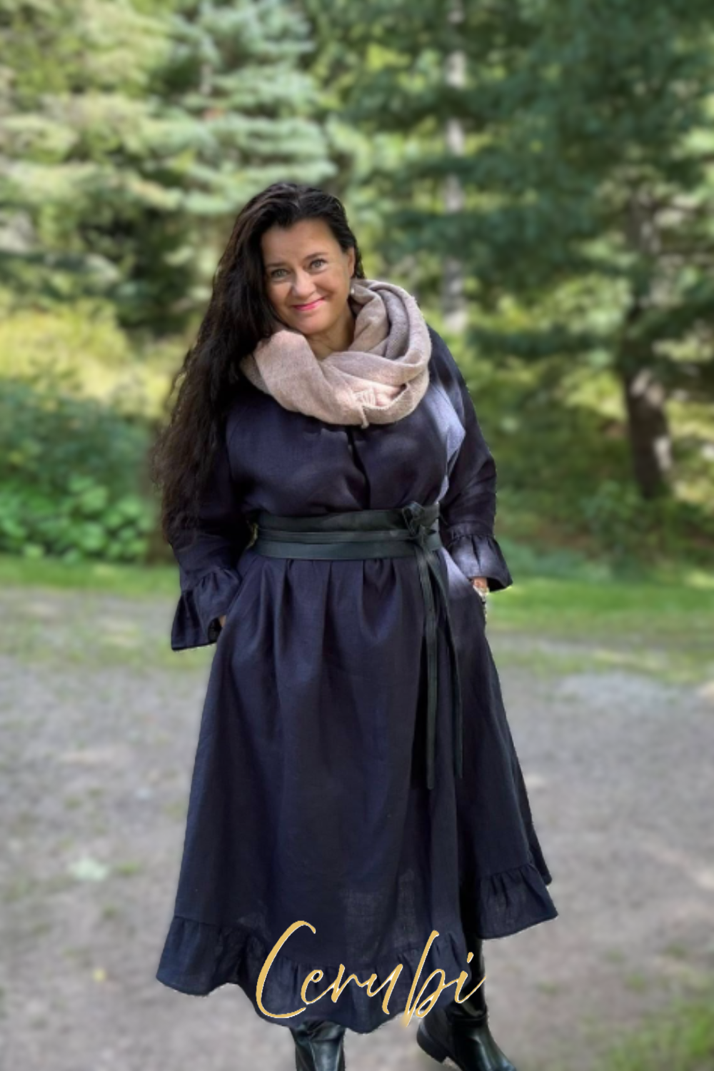 Pellavamekko Tummansininen Marie: Ajatonta Kauneutta Plus Size -kokoon 🌿