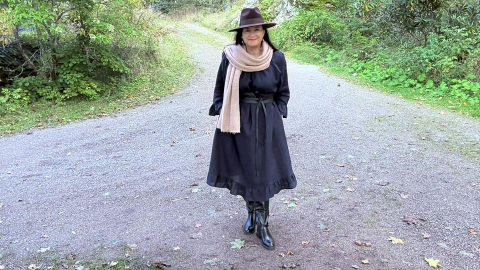 Pellavamekko Tummansininen Marie: Ajatonta Kauneutta Plus Size -kokoon 🌿