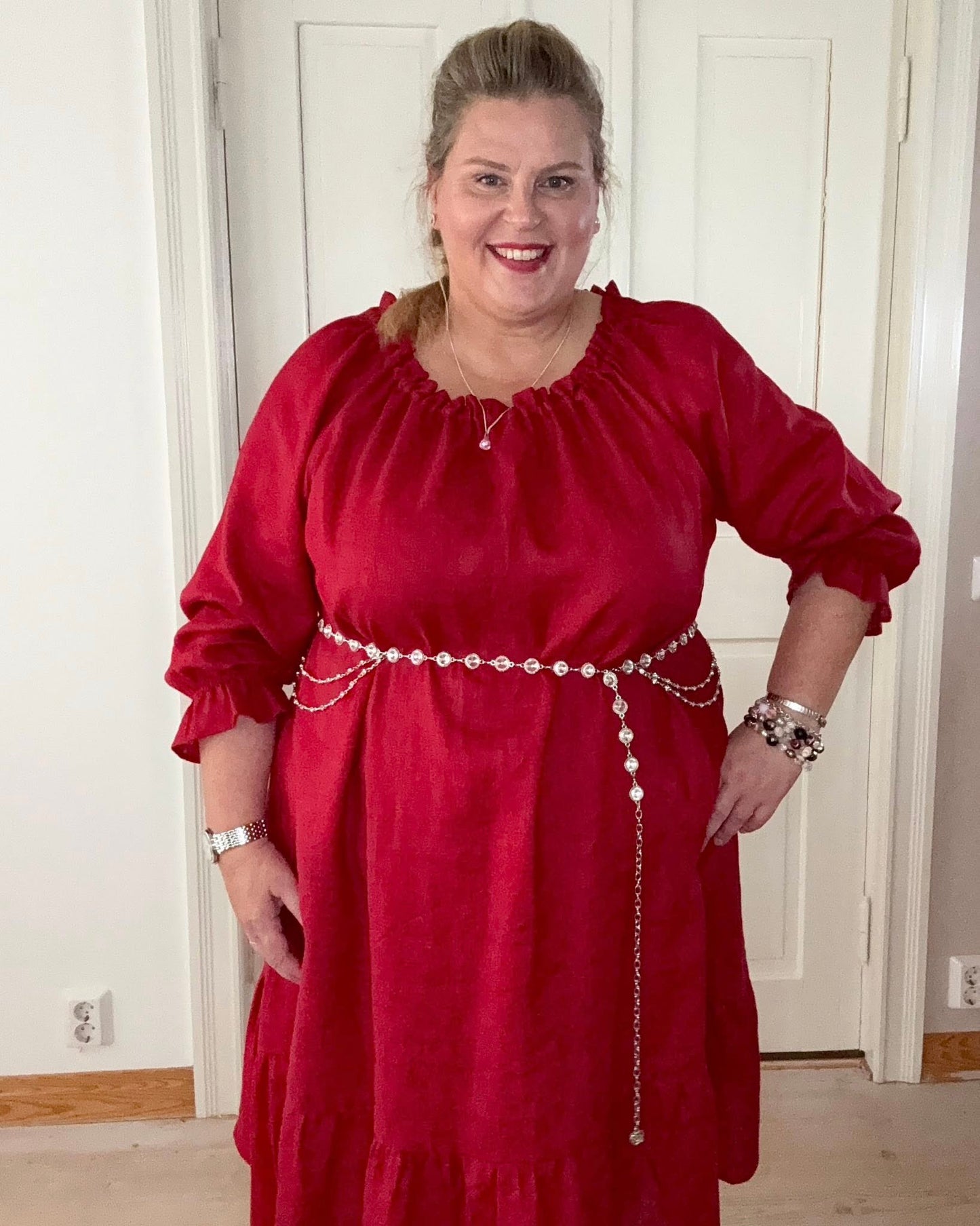 Pellavamekko Punainen Bella: Arjen Eleganssin Pehmeä Syleily 🤍