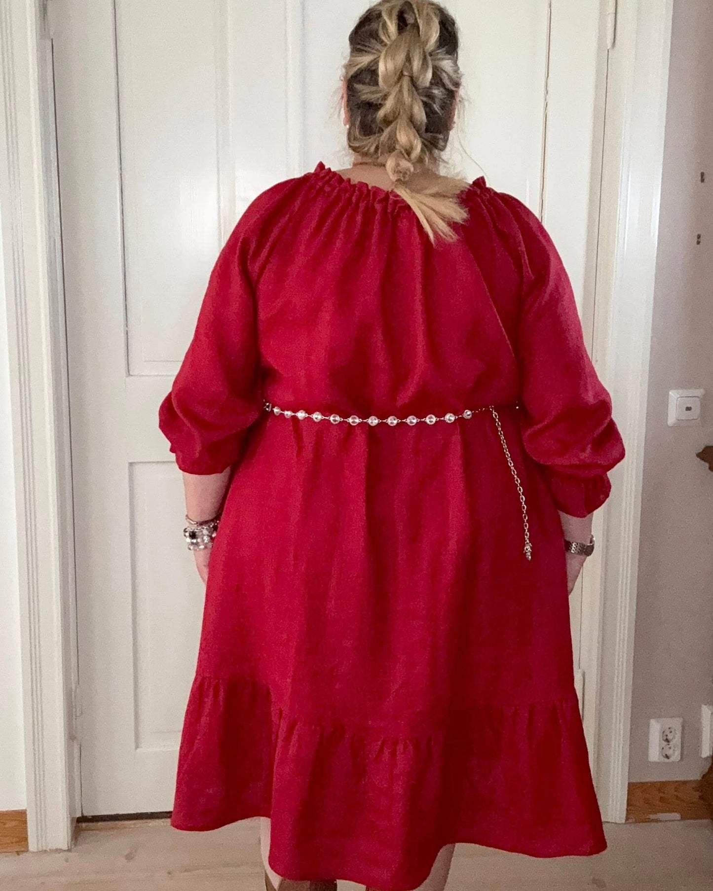 Pellavamekko Punainen Bella: Arjen Eleganssin Pehmeä Syleily 🤍