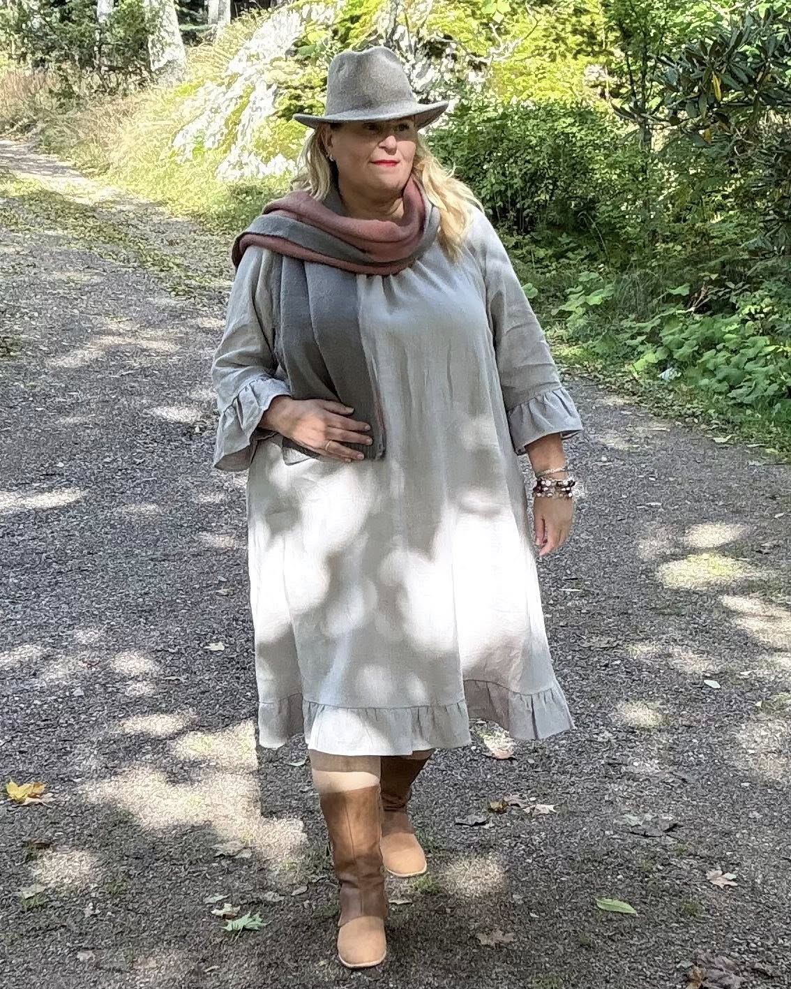 Pellavamekko Vaaleanharmaa Marie: Ajatonta Kauneutta