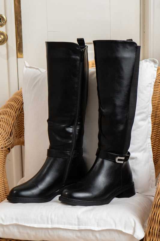 Saappaat, joissa on ilmettä.