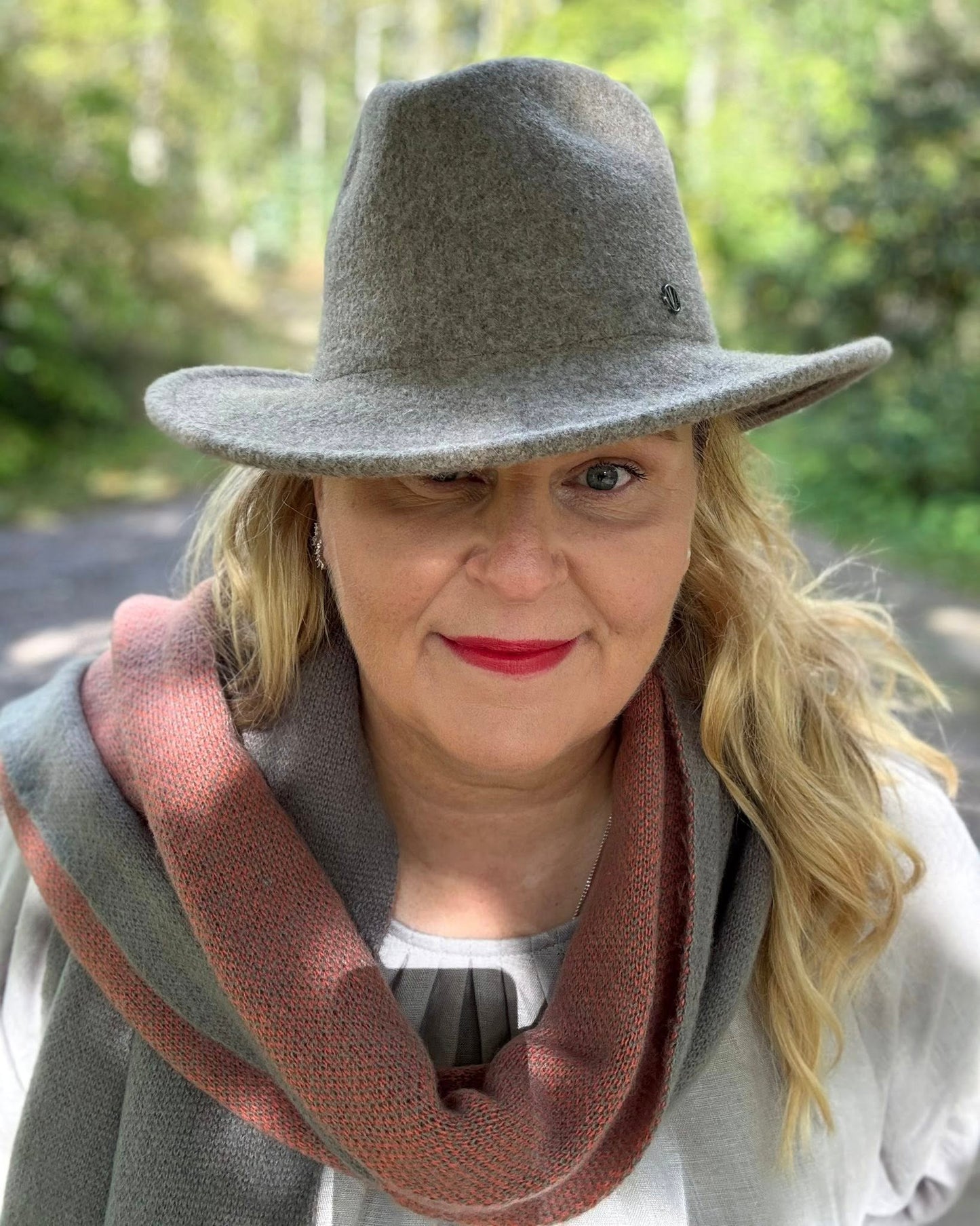 Pellavamekko Vaaleanharmaa Marie: Ajatonta Kauneutta