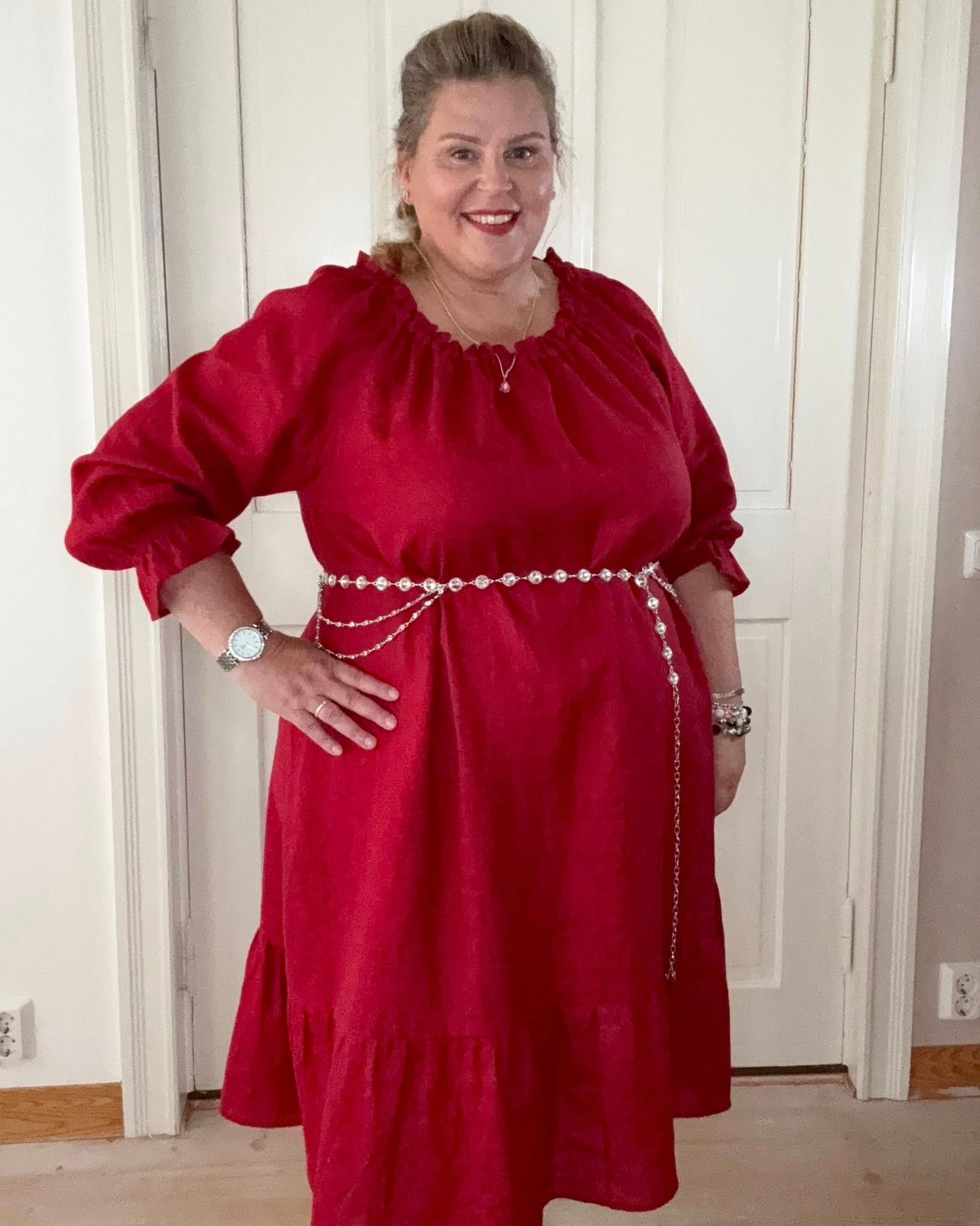 Pellavamekko Punainen Bella: Arjen Eleganssin Pehmeä Syleily 🤍