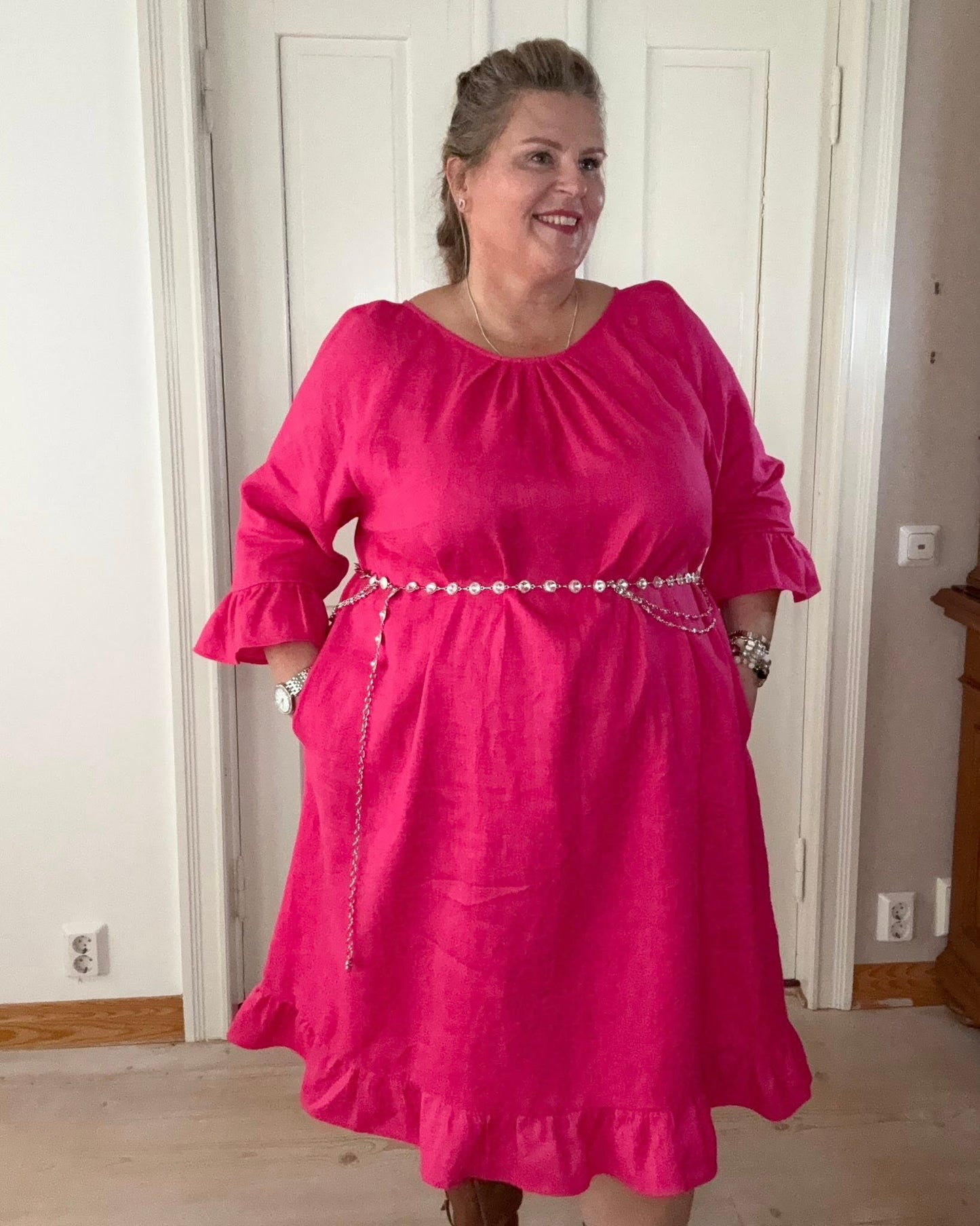 Pellavamekko Vadelma Marie: Ajatonta Kauneutta