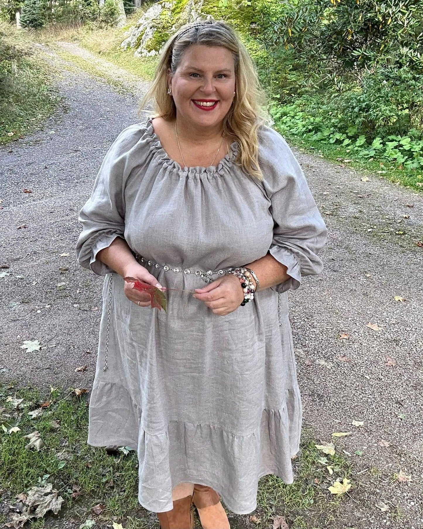 Bella (mekko): naisellista keveyttä ja pellavan rauhaa