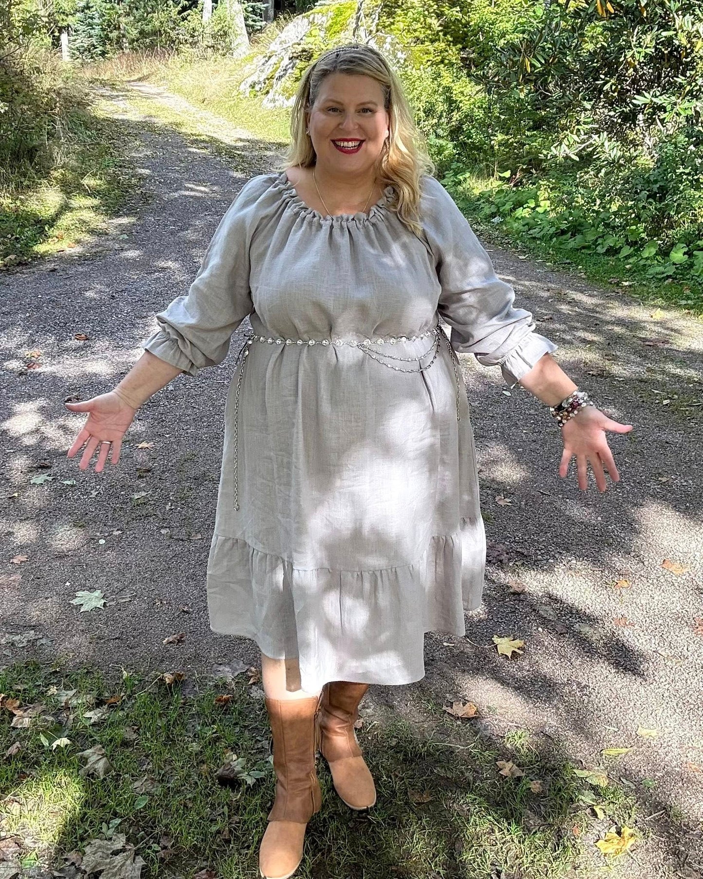 Bella (mekko): naisellista keveyttä ja pellavan rauhaa