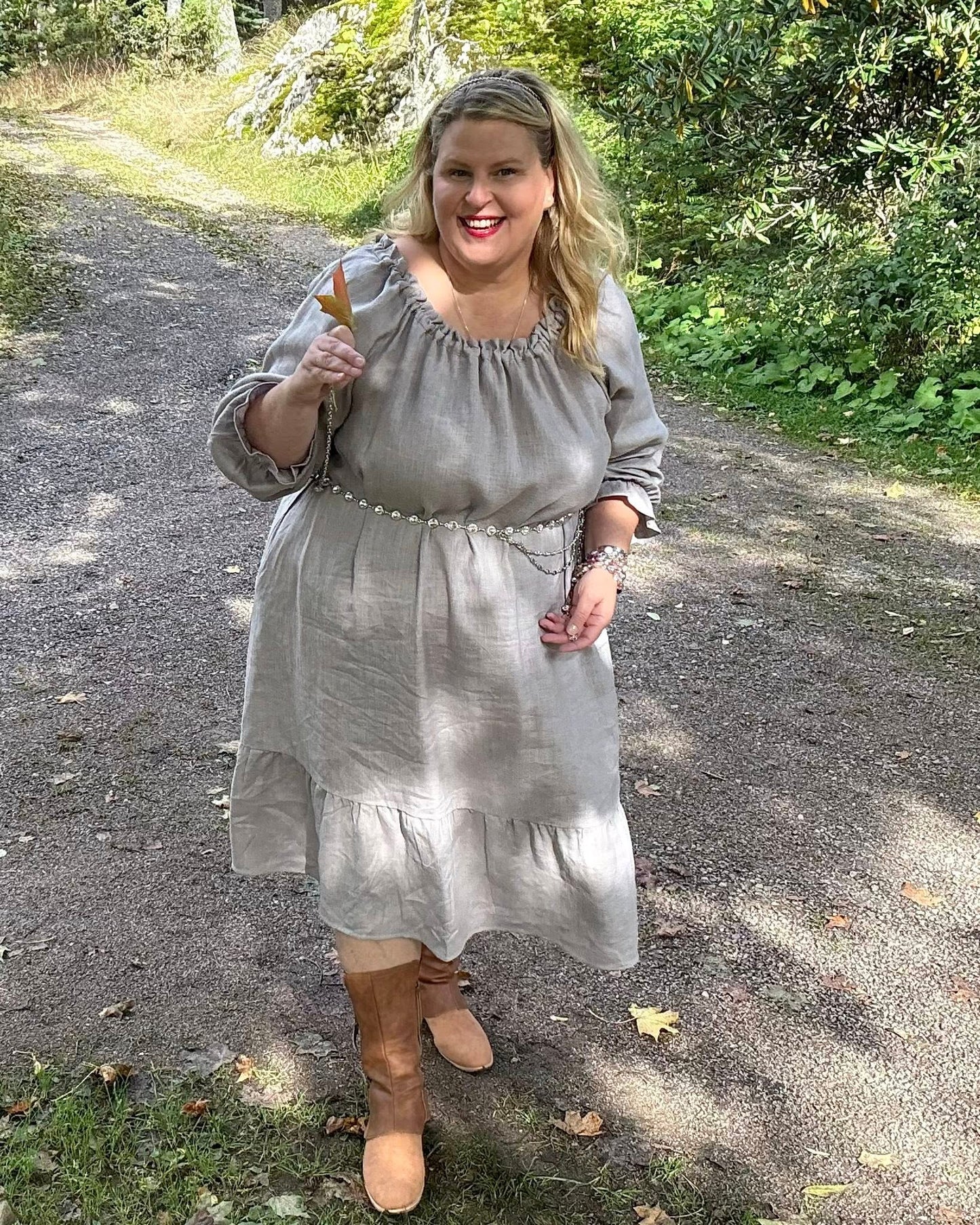 Bella (mekko): naisellista keveyttä ja pellavan rauhaa