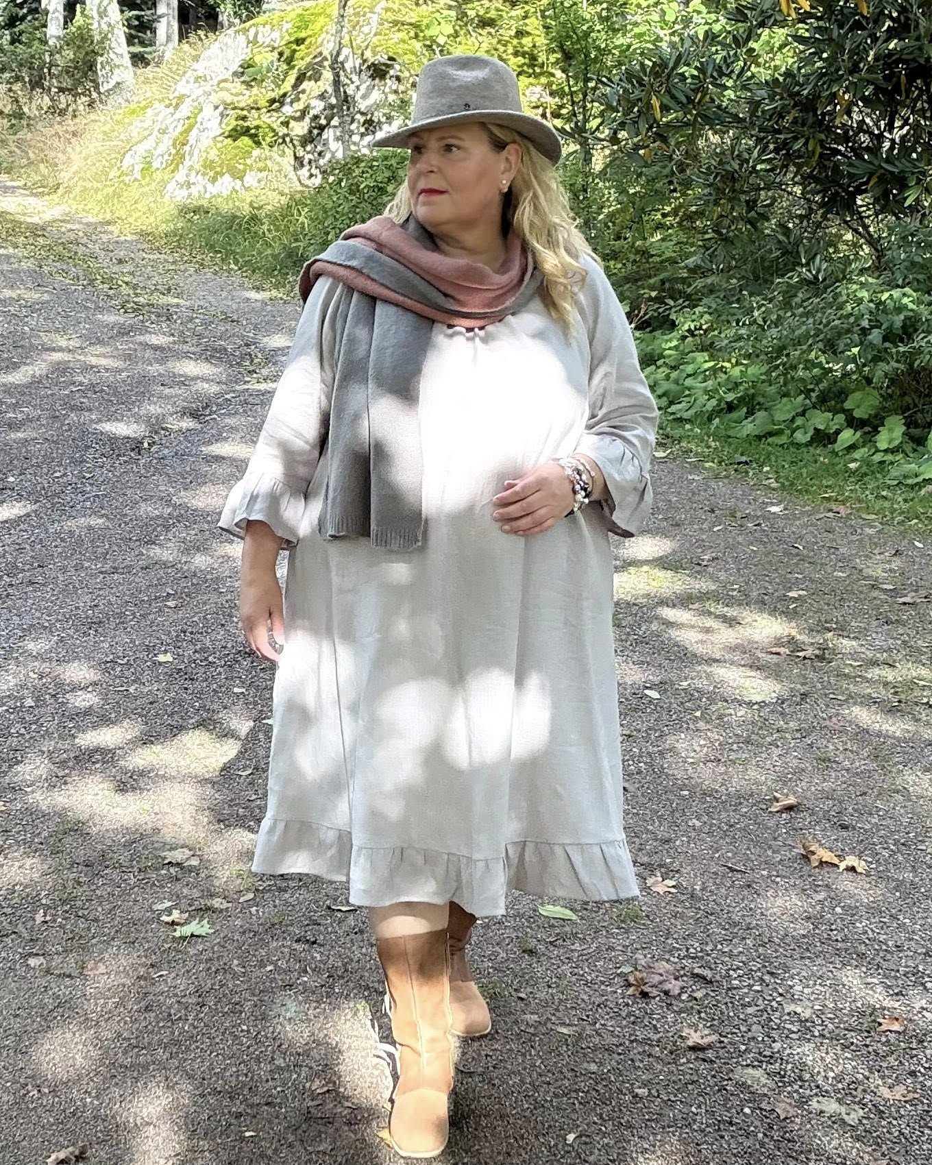 Pellavamekko Vaaleanharmaa Marie: Ajatonta Kauneutta