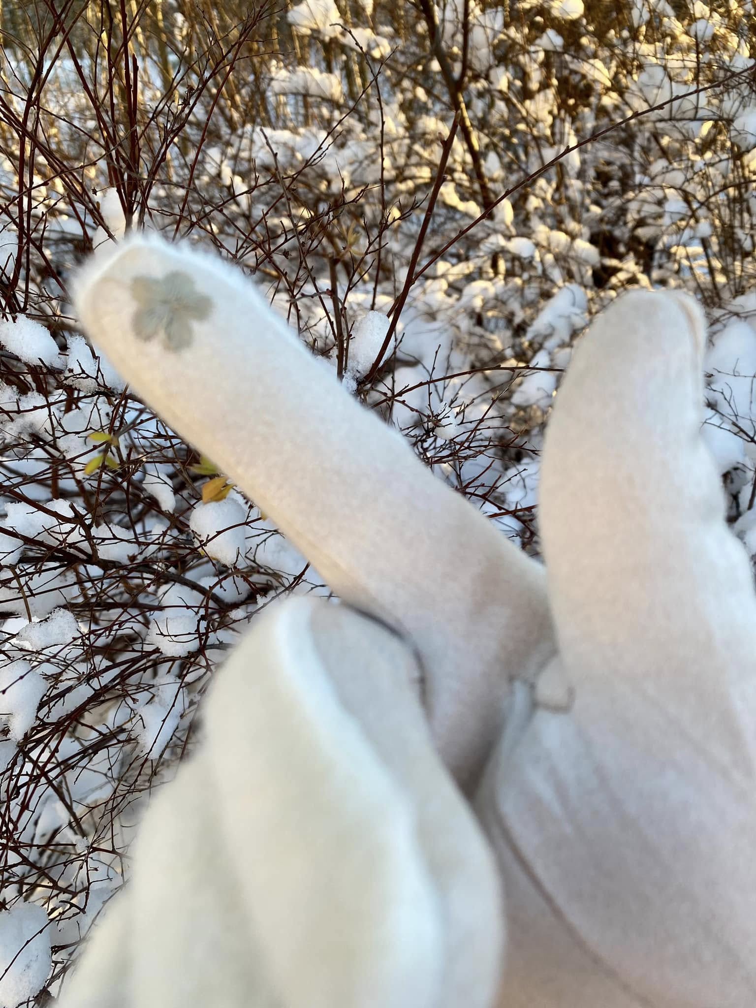 Vaaleat pörröhanskat – Hempeyttä ja lämpöä sormillesi 🌸💖